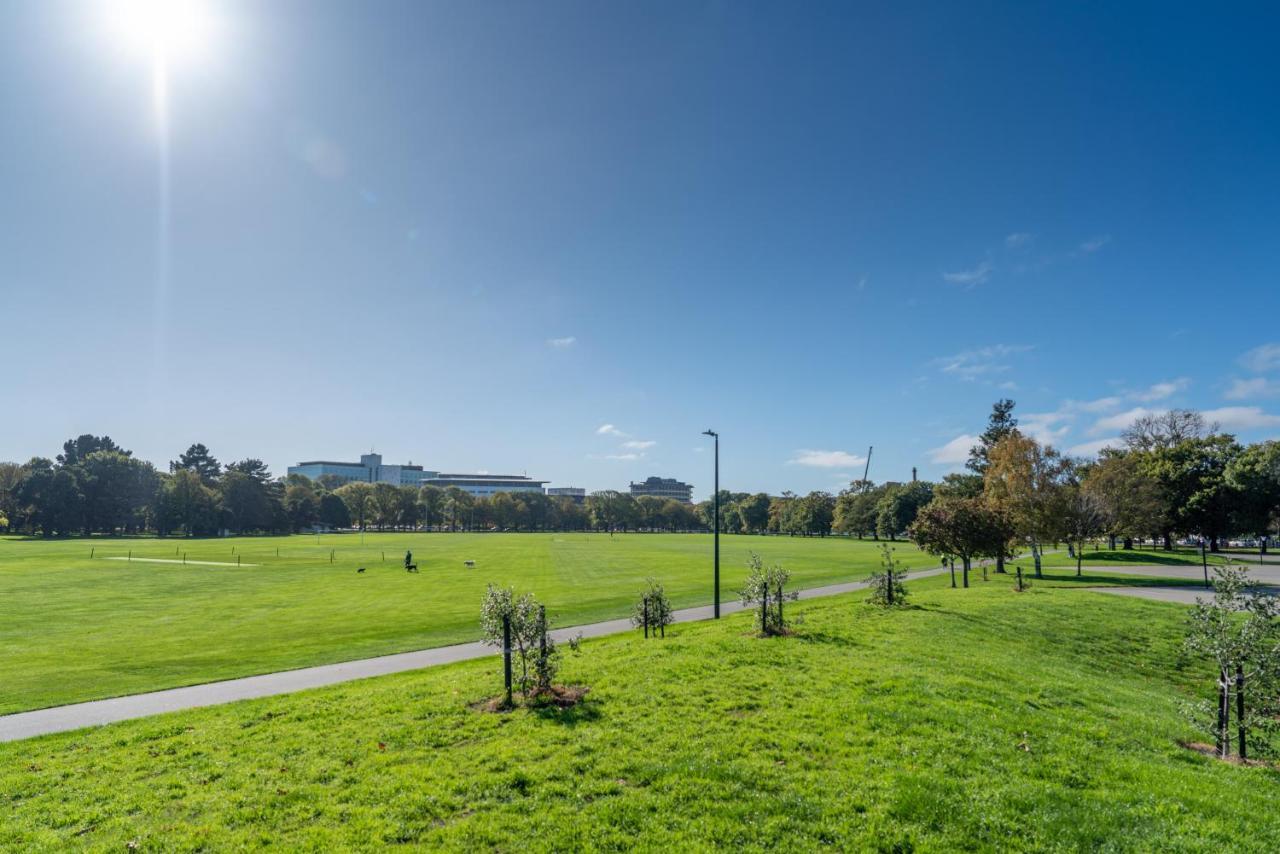 クライストチャーチKing Bed On Hagley Park Corner In The Cbdアパートメント エクステリア 写真