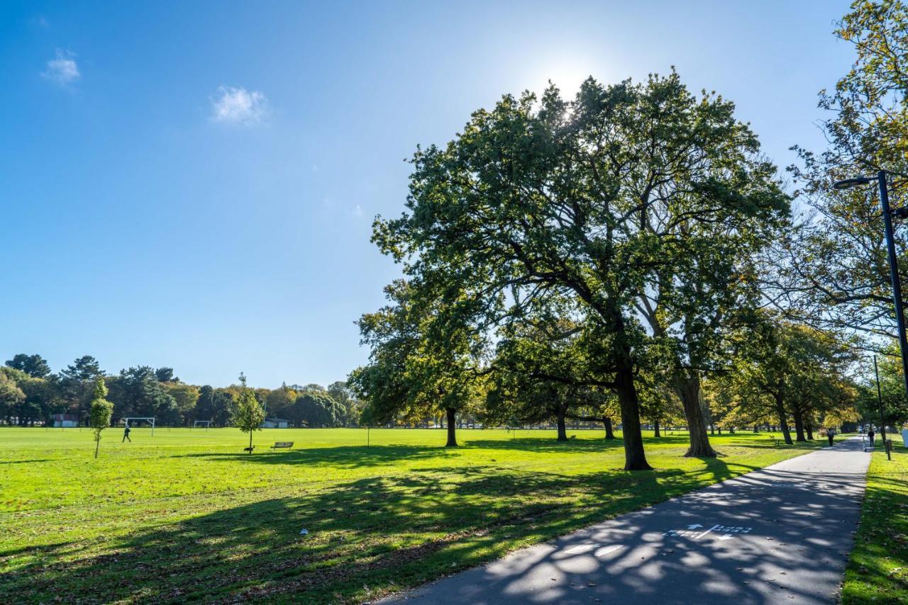 クライストチャーチKing Bed On Hagley Park Corner In The Cbdアパートメント エクステリア 写真